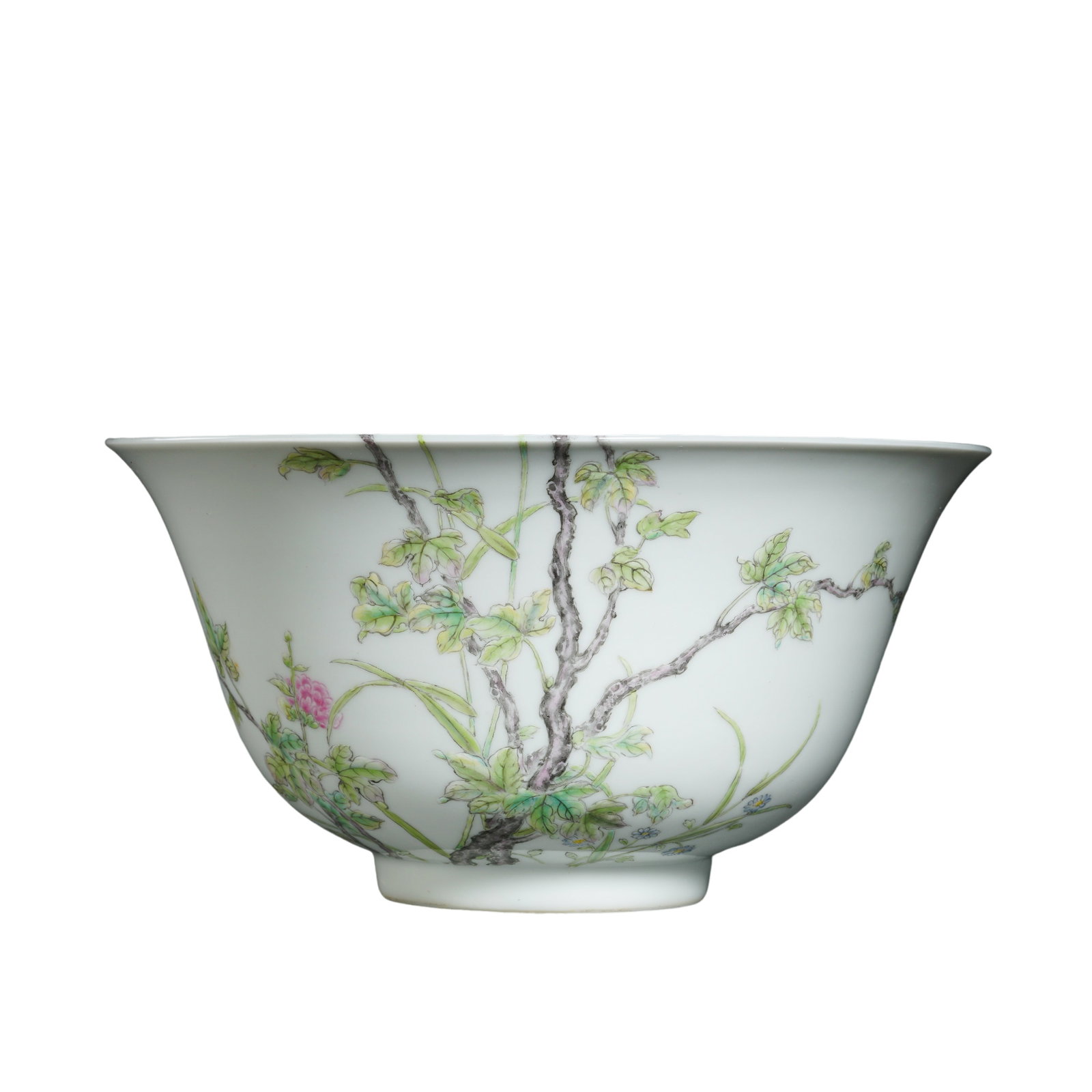 A famille rose bowl with flared rim and hydrangea floral design from the Qianlong period of the Qing: H. 11 cm. Diam. 21.5 cm.