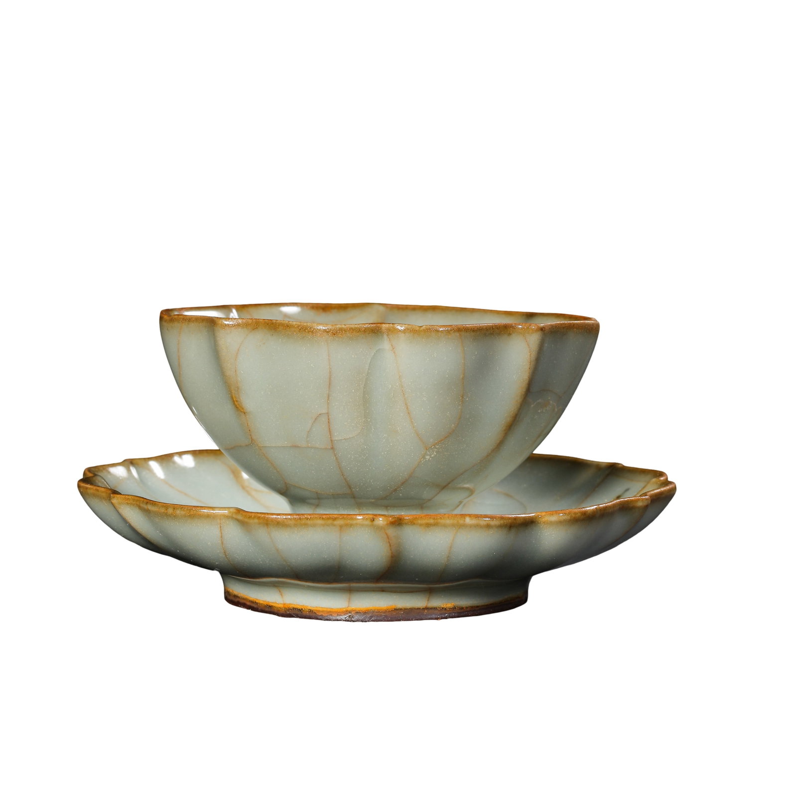 Song Dynasty Guan?Ware Celadon Crackled Foliate?Rim Teacup with Matching Stand, 12th?13th: Measurements: Overall rim diameter 11.8cm (4.65 inches), total height 5.5cm (2.17 inches), 12?13th century Song Guan?ware tea setCondition & Provenance: The cup and stand are original matching set, fu