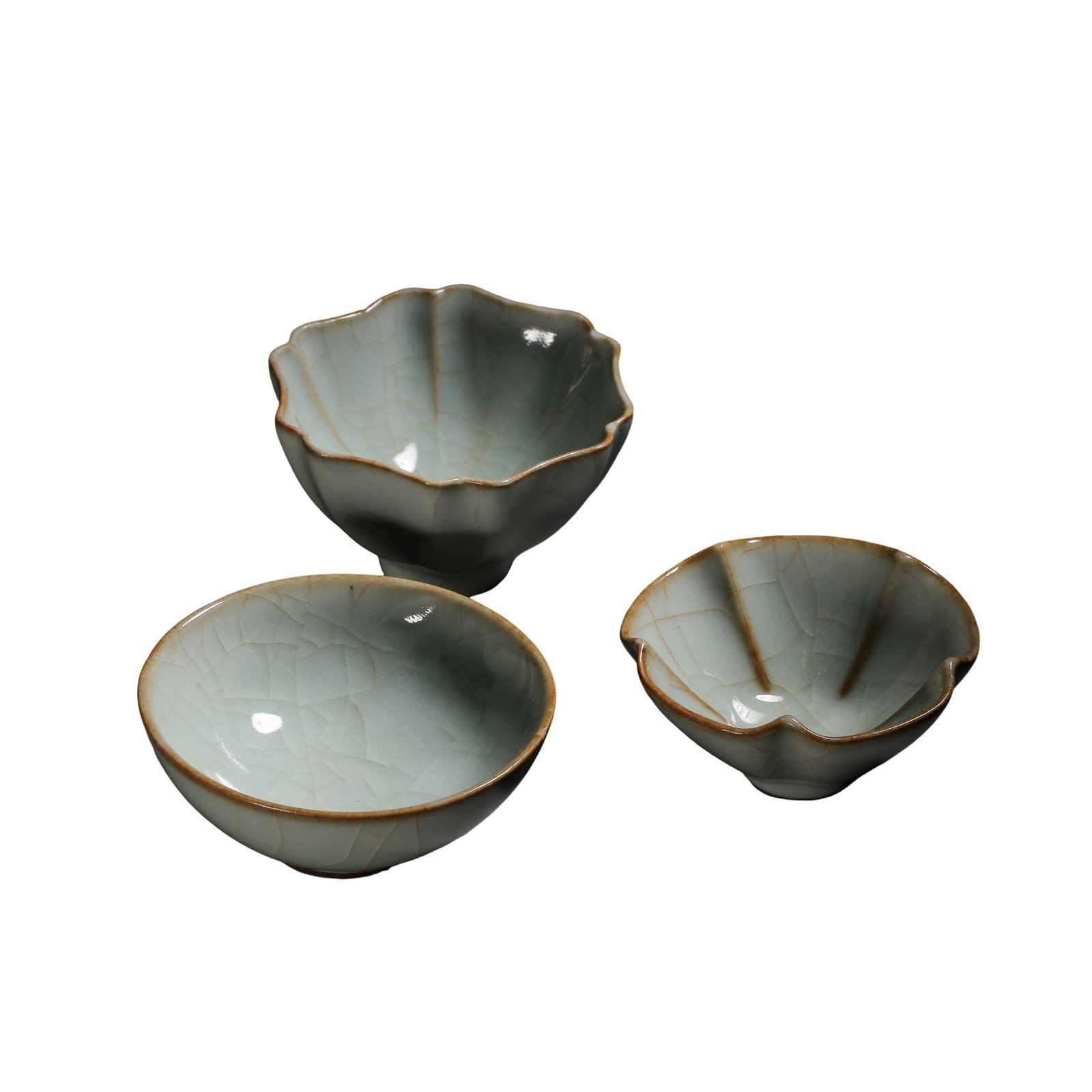 Yuan Dynasty Longquan Kiln Celadon Floral?Rim Tea Cups, Set of Three (13th?14th Century A.D.): Dimensions?Item 1: Mouth Diameter 9cm (3.54 in), Height 6cm (2.36 in); Item 2: Mouth Diameter 9.4cm (3.70 in), Height 4.2cm (1.65 in); Item 3: Mouth Diameter 8.2cm (3.23 in), Height 4.3cm (1.69 in), 1