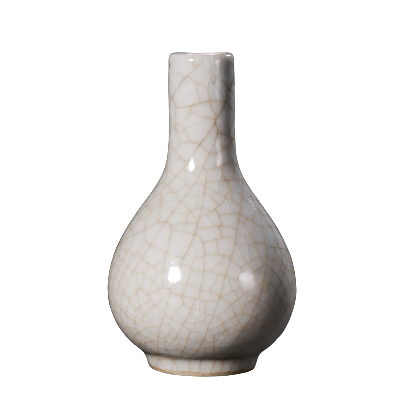 Qing Dynasty Ge Glaze Straight Neck Gallbladder Mini Vase (17th?19th Century A.D.): Dimensions?Overall height 11.7cm (4.61 in), 17th?19th Century A.D.Condition & Provenance?The vase is fully intact without cracks, chips or restoration. The entire Ge glaze crackle pattern is perfectly