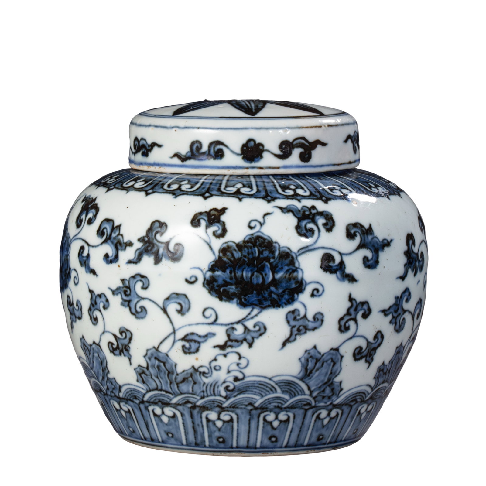 Ming Dynasty Blue and White Covered Jar with Interlocking Peony and Sea Wave Motifs,14-17th Century: Dimensions:Overall Height 13cm(5.12in),Max Belly Diameter 14cm(5.51in),14-17th Century CECondition & Provenance:The jar and its original matching lid remain a complete set without cracks,chips or glaz