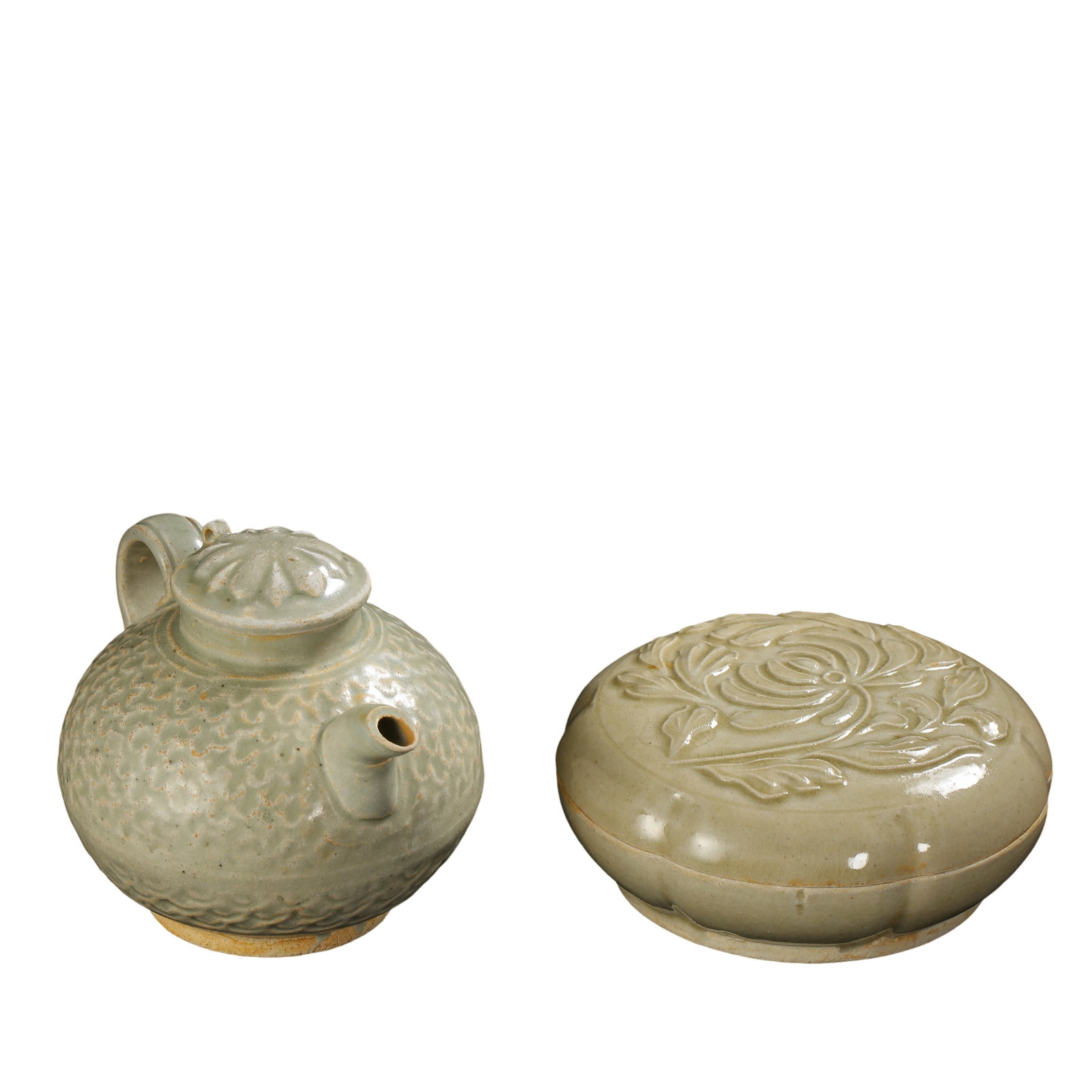 Yue?Style Celadon Ewer & Carved Floral Cosmetic Box,Five?Dynasties?Northern Song Dynasty: Dimensions:Ewer: Height 9.5cm (3?3/4in), Diameter 12cm (4?3/4in); Cosmetic Box: Height 5cm (2?in), Diameter 12cm (4?3/4in)Condition & Provenance:Alright,let’s closely examine this set comprising a Y