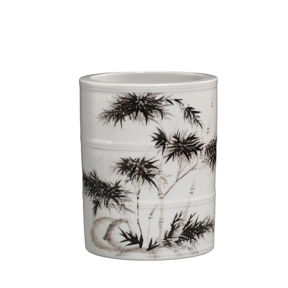 Ink?Painted Bamboo Porcelain Brush Pot,Republic of China Period: Dimensions:Height 14cm (5?1/2in),Diameter 11.2cm (4?3/8in)Condition & Provenance:Alright,let’s closely examine this authentic Republic?of?China ink?painted bamboo porcelain brush pot.This literati?s