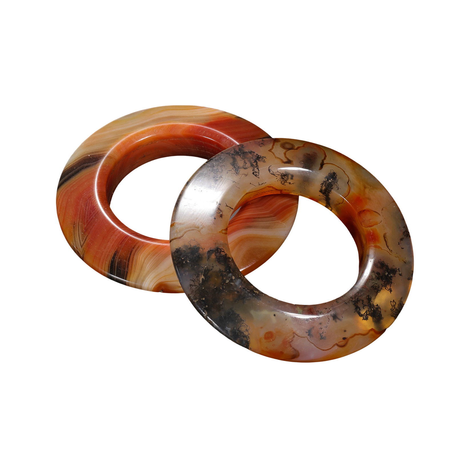 A Pair of Banded Agate Hoof?Shaped Rings,Han Dynasty: Dimensions:Diameter 5.5cm(2?1/8in),Total Weight 49gCondition & Provenance:This matched pair of Han?dynasty agate rings remains intact with no heavy breaks,modern fills or restorations,both hoops keep 