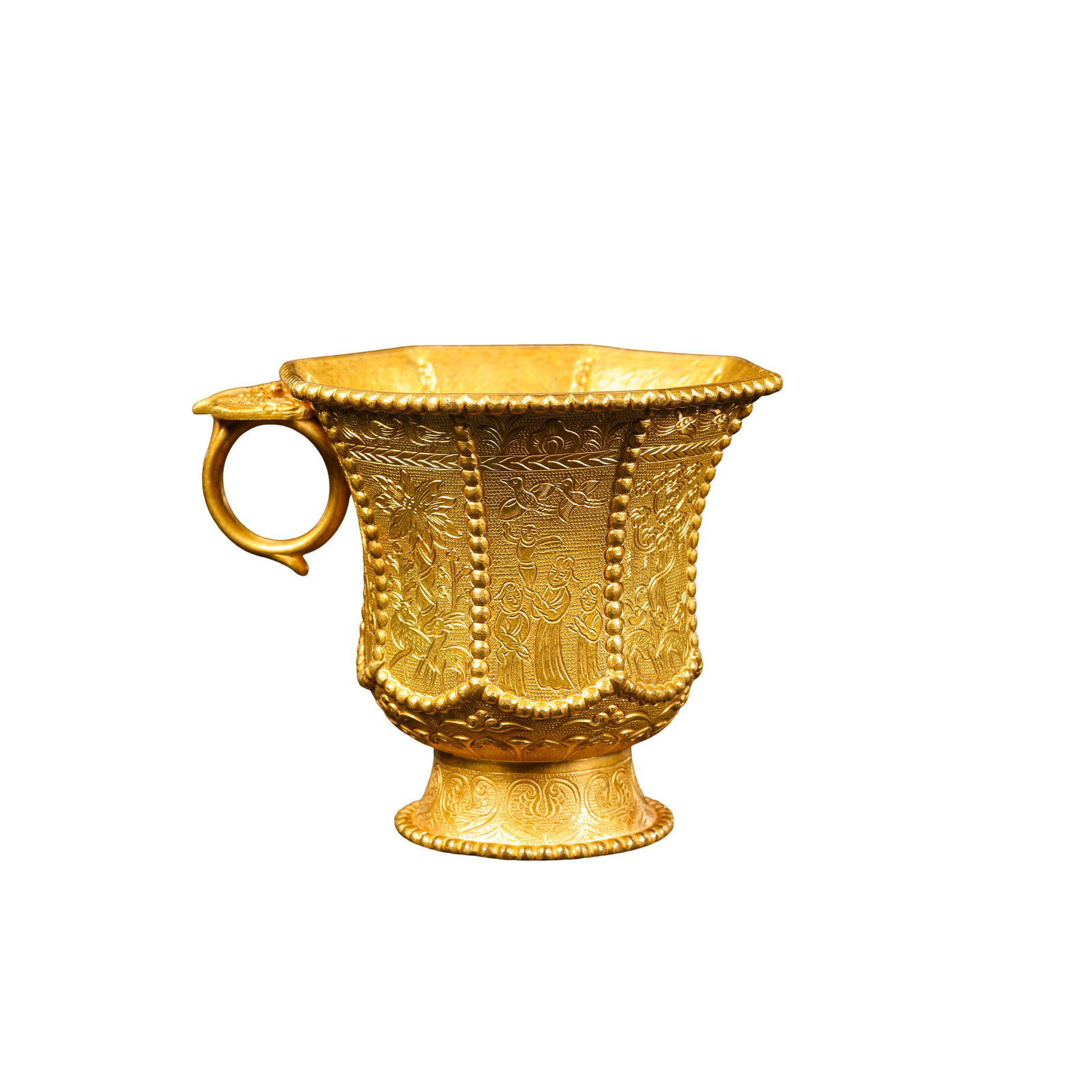 A Fine Repoussé Gold Octagonal Handled Cup,Tang Dynasty: Dimensions:H 6.2cm(2?7/16in),Diameter 8cm(3?1/8in),Weight 119gCondition & Provenance:The gold cup remains complete and structurally intact with no major dents,cracks or modern repairs.The vessel is en