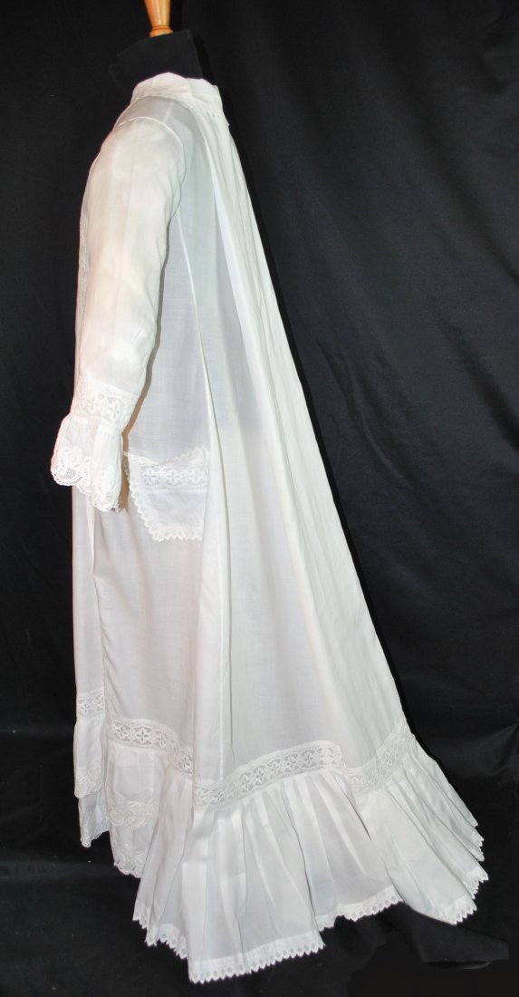 1860s WATTEAU BACK TRAINED DRESSING GOWN: ANTIQUE CIVIL WAR 1860s WHITE WATTEAU BACK TRAINED MORNING DRESSING GOWN, COTTON NIGHTGOWN MUSEUM DEACCESSION Presenting a romantic wearable Civil War era 1860's white cotton ladies morning dressing g