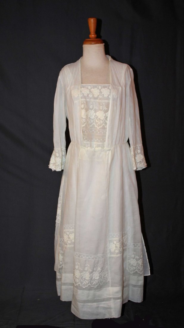 FANCY TEA SUMMER GARDEN DAY DRESS, 1915: FANCY TEA SUMMER GARDEN DAY DRESS, 1915 Presenting a Edwardian snow white light weight sheer lawn cotton tea gown garden summer dress dating to the early 1900's - 1915. Two piece in construction. Fron