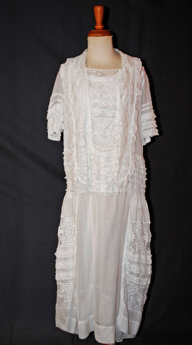 1910 FANCY SUMMER GARDEN DAY TEA DRESS: 1910 FANCY SUMMER GARDEN DAY TEA DRESS Presenting a Edwardian snow white light weight sheer lawn cotton tea gown garden summer dress dating to the early 1900's - 1910. One piece in construction. Front