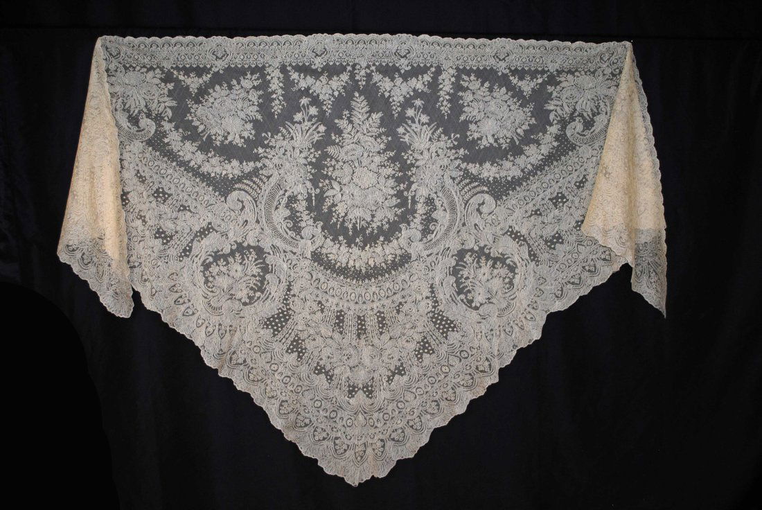 VICTORIAN CHANTILLY LACE MANTILLA  SHAWL, 1850 - 1860s (1 of 14)