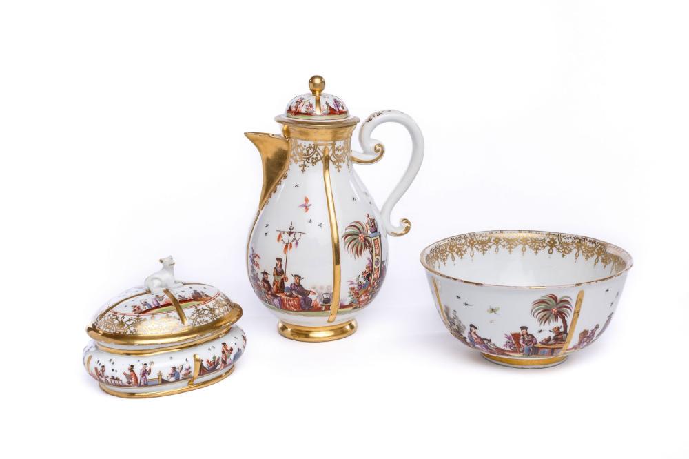 Coffee service with "Chinoiserie" scenes by Johann: Coffee Service, Meissen, consisting of 1 coffeepot, 1 bowl, 1 sugar box, 4 bowls with saucer, 2 cups with saucers, 2 teacups. All parts with wide gold lace borders, wall divided in four by gilded Kann
