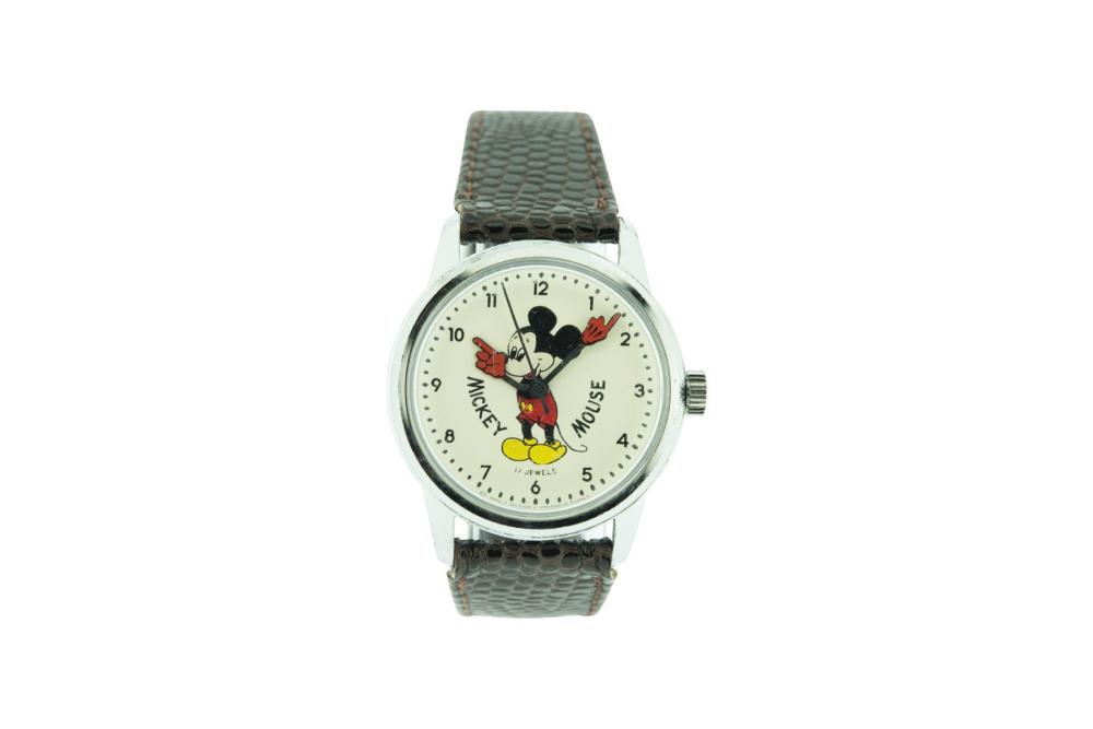 Mickey Mouse Wristwatch 1970 original | Mickey Mouse: original Mickey Mouse watch rarity! Manual winding diameter 33 mm. At the end of 1972, a watch with a Swiss handwound movement with Mickey's rotating hands in bright red gloves began to be marketed. |