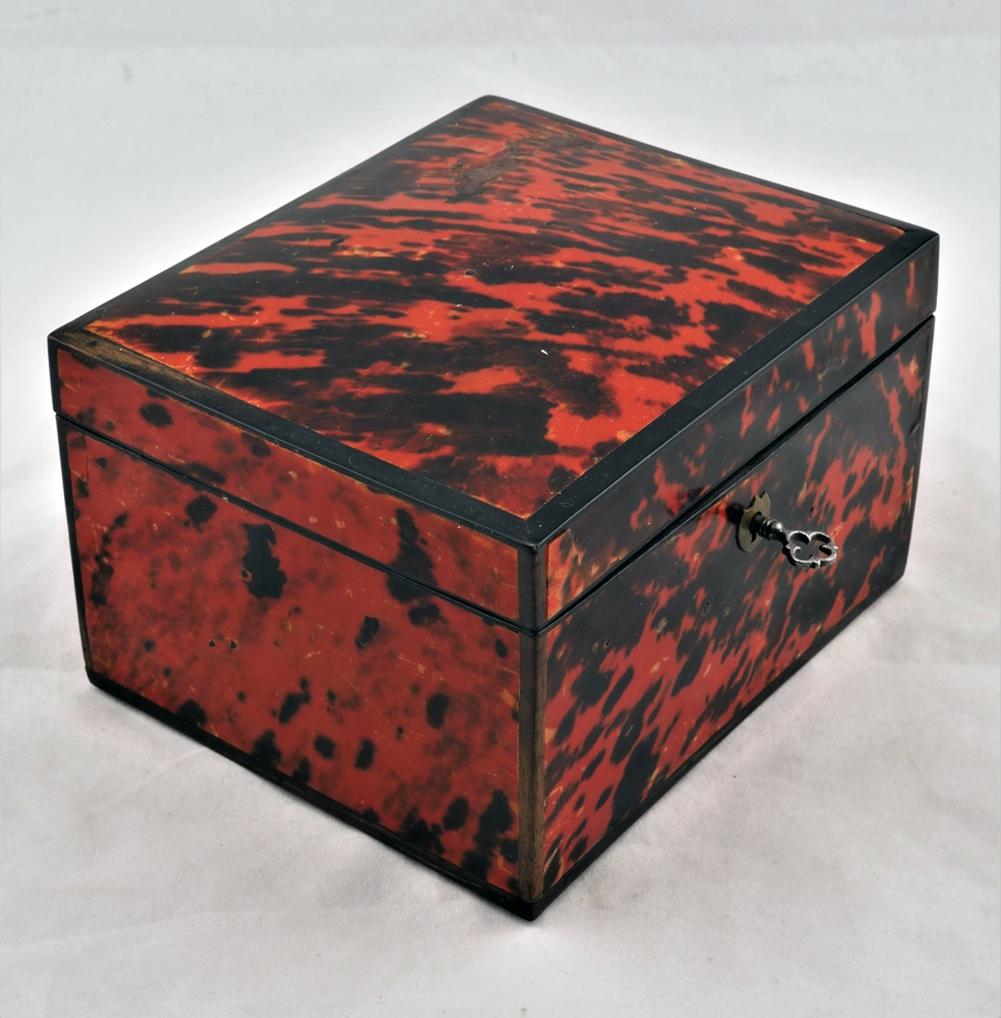 Jewelry box around 1900: Jewelry box around 1900 Wooden body with lacquer grained surface. Lid bulged to the top, lockable, with original key. Used condition, slight signs of age. H. 10,5cm, W. 15,5cm, D. 13,5cm. Schmuckkasse