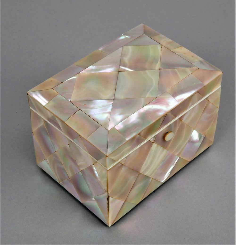 Jewelry box, 30's: Jewelry box, 30's Small box made of hardwood, stained red inside, parquetry with mother-of-pearl outside. At the bottom manufacturer's emblem and number (Rotterdam). Very elaborately worked, hardly an