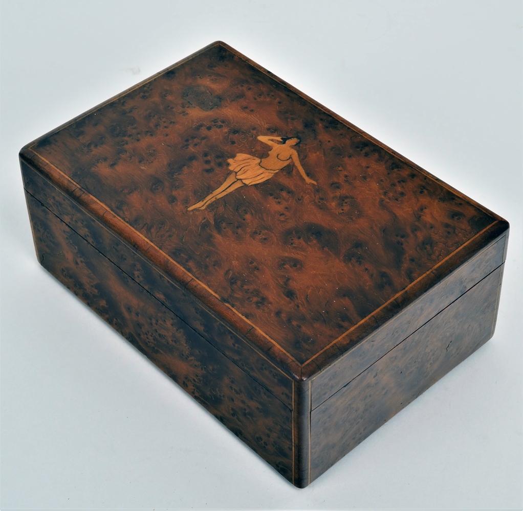 Lid box around 1900: Lid box around 1900Good for jewelry. Made of mahogany, veneered with bird's eye maple on the outside. Lid bulging upwards, with thread inlay and female nude inlaid in maple. Corners slightly rounded. 