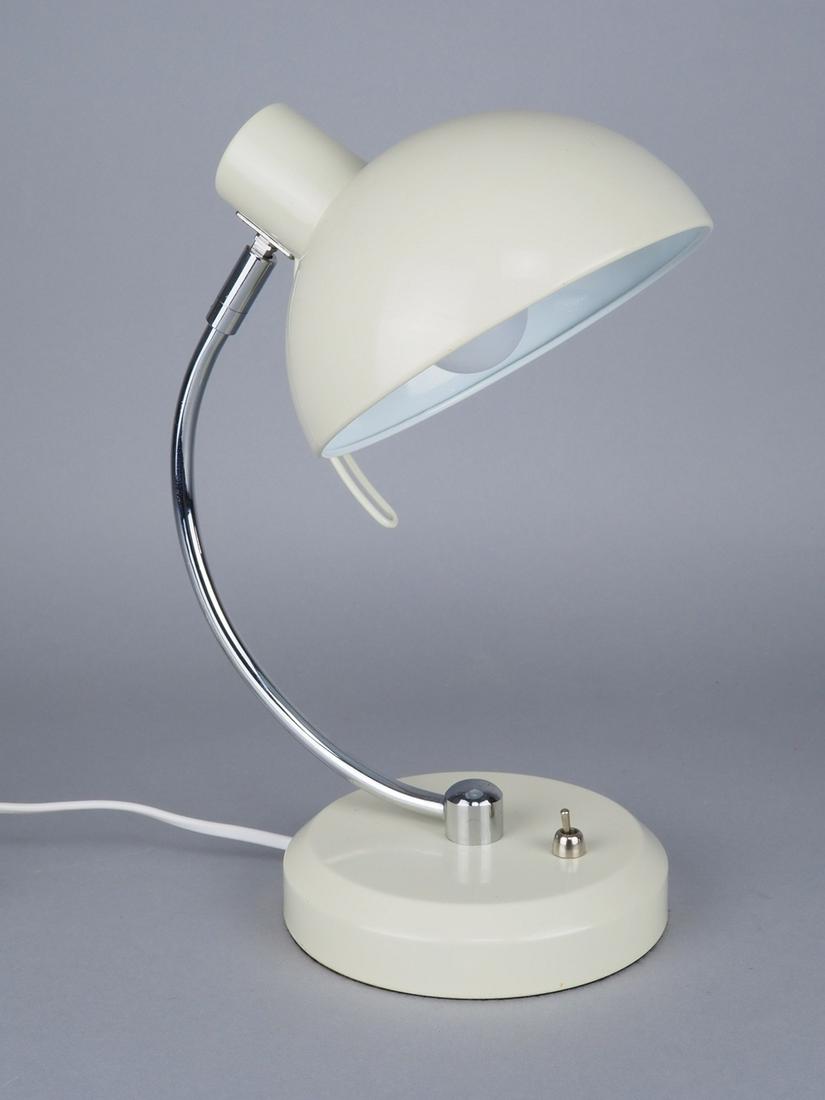 Table lamp: Table lampmade of metal, parts chromed, beach and shade painted white. Off and on switch on the stand. In the style of Kaiser Idell. Good condition. Electrics good (no guarantee) H. 32cm.Tischlampeaus