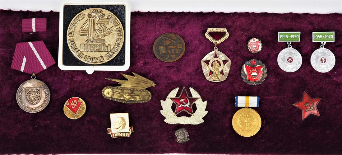 Mixed lot communist Eastern Bloc badges and medals: Mixed lot communist Eastern Bloc badges and medalsGDR, Soviet Union (USSR/CCCP), Hungarian People's Republic. Detailed contents see photos. Good condition, some with patina.Konvolut kommunistischer Os