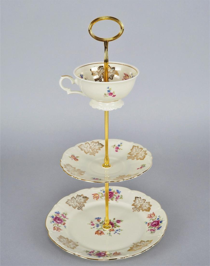 Artist Ã‰tagÃ¨re, "Teatime at Alice Garden".: Artist Ã‰tagÃ¨re, "Teatime at Alice Garden".consisting of porcelain collection cup with saucers attached to the bar. H. approx. 38cm, Ã˜21cmKÃ¼nstler Etagere, "Teatime at Alice Garden"bestehe