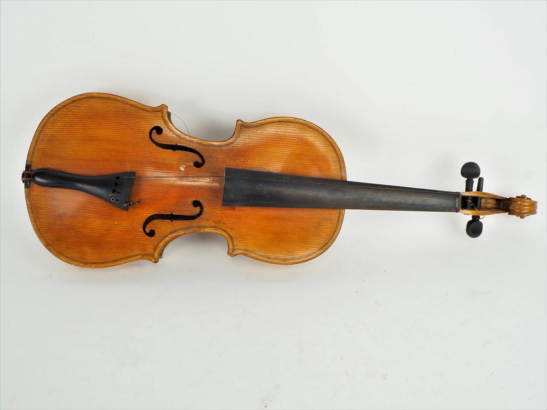 Old violin 1926: Old violin 1926Body with signs of use, strings missing. Pegs partly missing. Inside maker's label "Fleischmann" Nuremberg 1926.Alte Violine 1926Korpus mit Gebrauchsspuren, Saiten fehlen. Wirbel fehlen