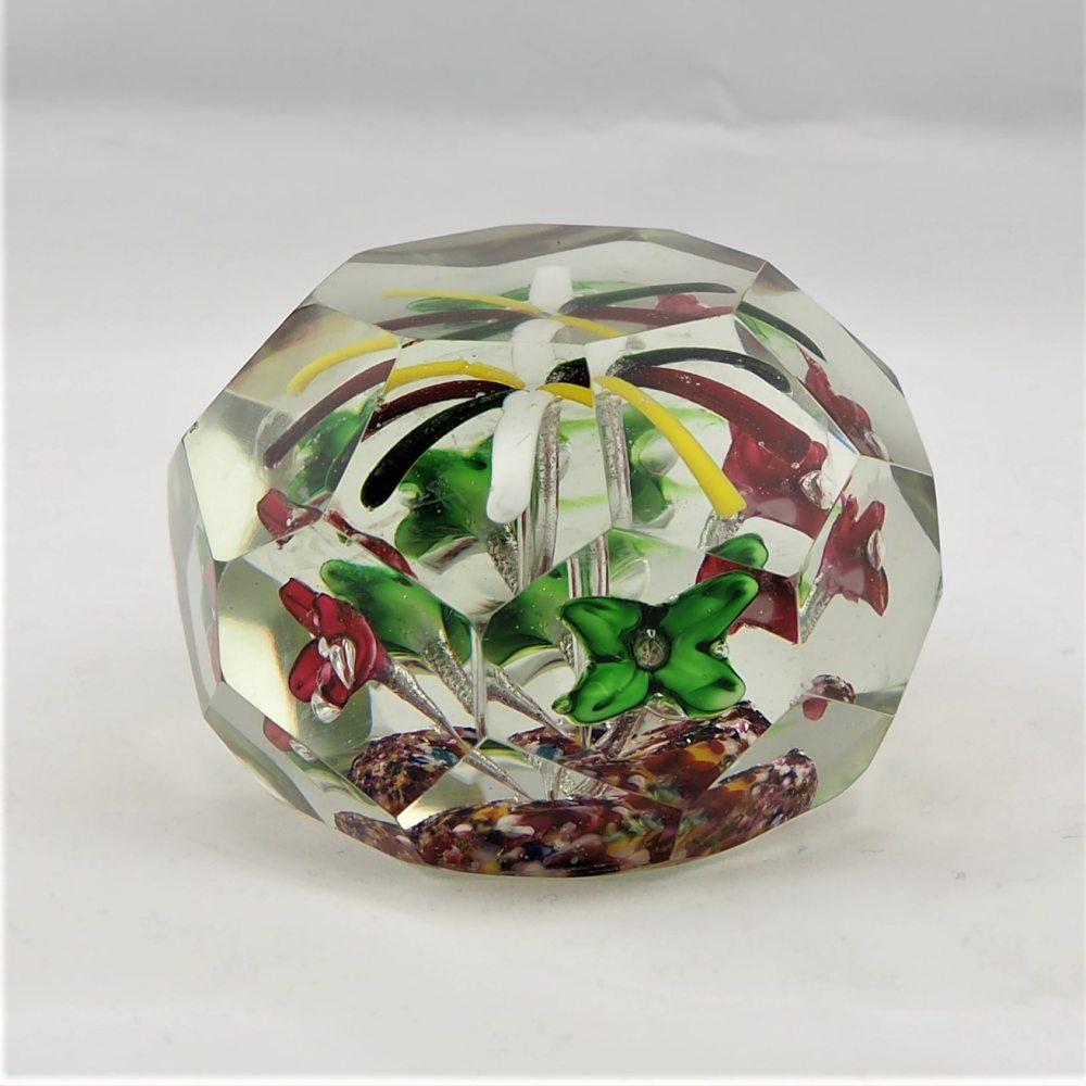 Paperweight around 1900: Paperweight around 1900 Crystal glass with cut facets, inside with melted, colored flowers. Plan polished stand. Probably from Bohemia around 1900, intact. H.7cm Ø9,5cm Paperweight um 1900 Krista
