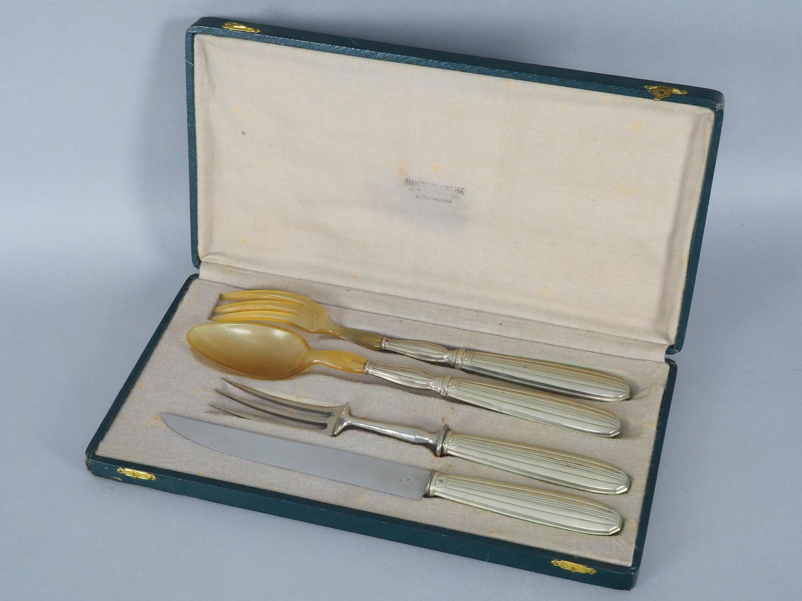 Set of serving cutlery, Art Deco: Set of serving cutlery, Art Deco 4 piece set consisting of a carving knife and roasting fork, steel. Knife blade marked "inox Paris", and salad servers with steel handle and horn front part. 20s. In o