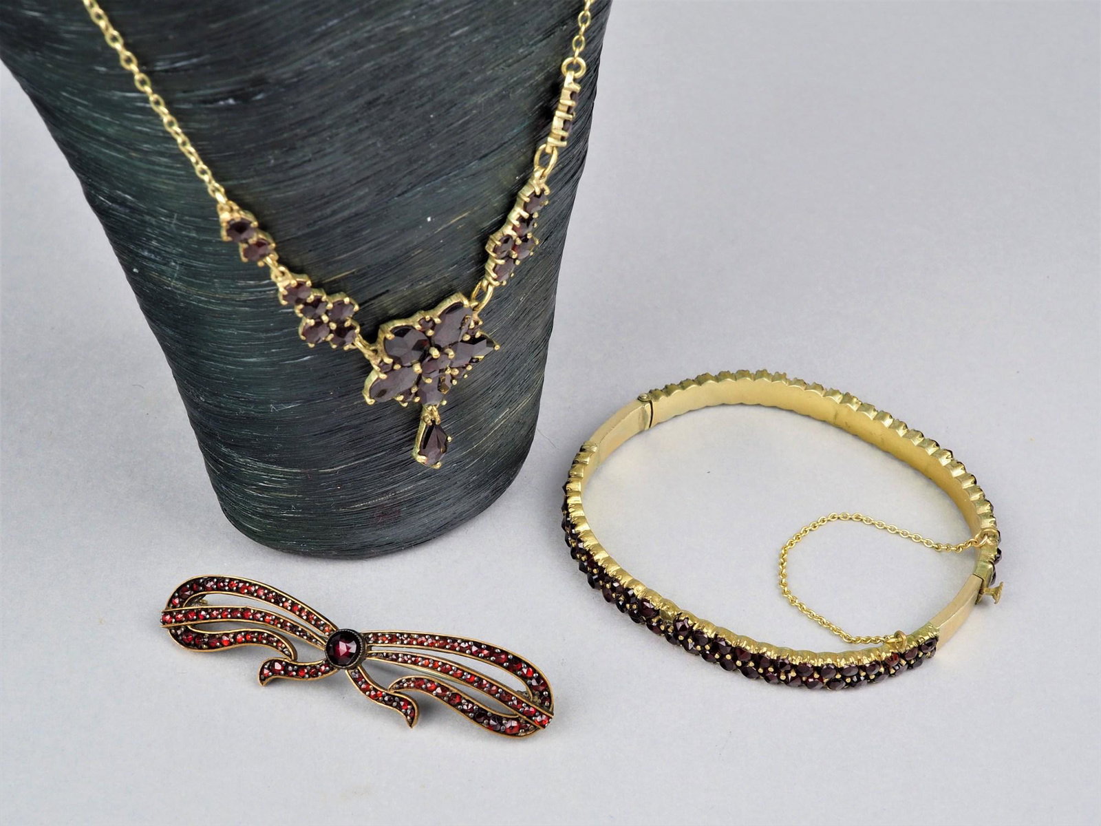 Mixed garnet jewelry: Mixed garnet jewelry ca. 28g, probably brass, partly antique. Konvolut Granat Schmuck ca. 28g, wohl Messing, teilweise antik.