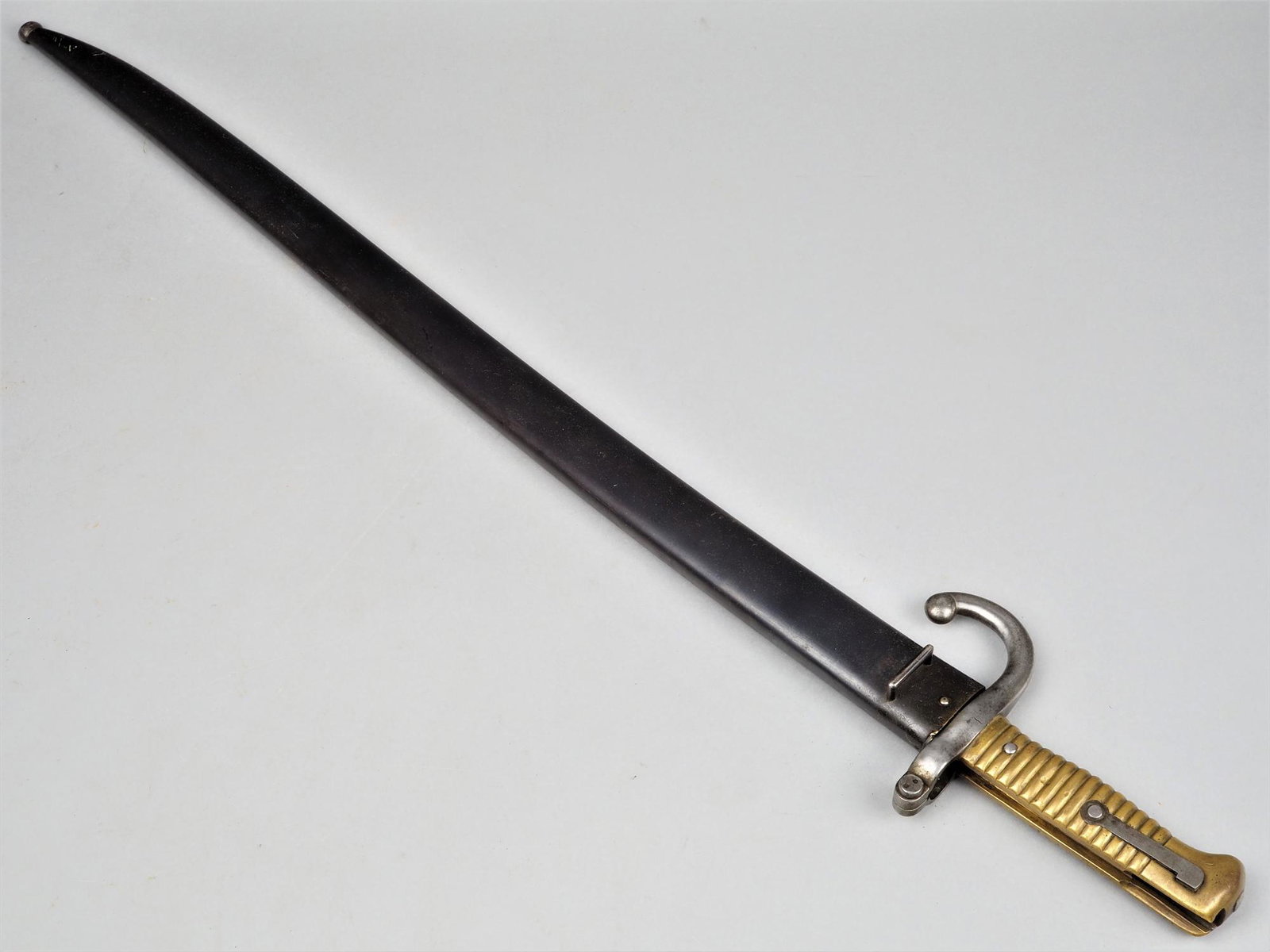 Sword bayonet (Yatagan) M 1866, France: Sword bayonet (Yatagan) M 1866, France for the French rifle Chassepot M1866. Single-edged blade with hollow groove on both sides, blade marked "P", and indistinct hallmark covered by quillons - the la