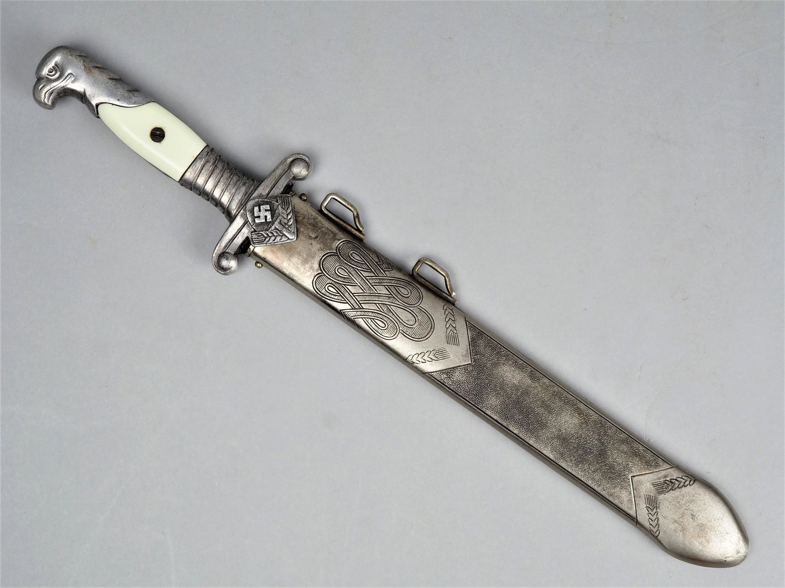 Reichsarbeitsdienst (RAD) Dagger for Führer - Carl: Reichsarbeitsdienst (RAD) Dagger for Führer - Carl Eickhorn High quality dagger for leaders of the RAD, Nazi Germany. Curved blade, with motto "Work ennobles" and manufacturer's logo "Original Ei