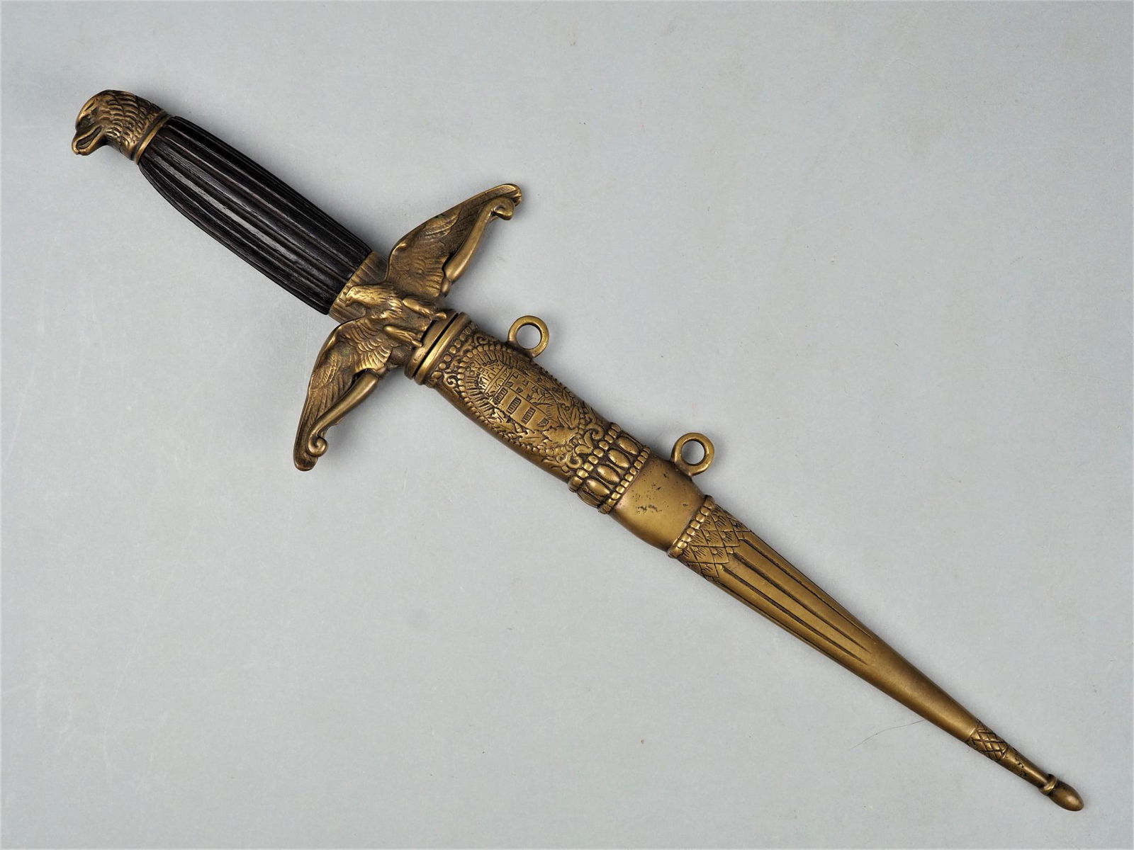 Dagger M 1932 for officers of the Air Force, Hungary.: Dagger M 1932 for officers of the Air Force, Hungary. Rhombic blade - nickel plated, marked "340" on ricasso, brass hilt, quillons and pommel in eagle shape. Dark grooved wooden grip, locking pusher.