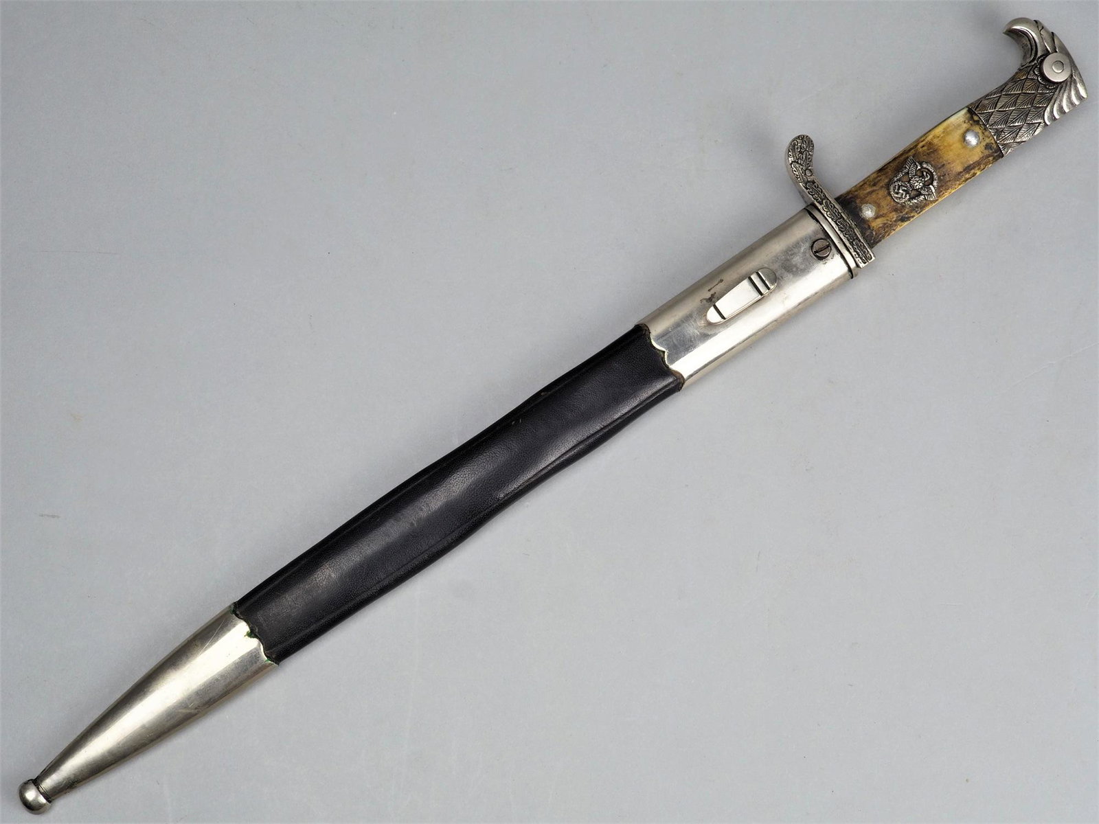 3rd Reich, police sidearm - Weyersberg Kirschbaum &: 3rd Reich, police sidearm - Weyersberg Kirschbaum & Cie. Nazi Germany. Mountable sidearm / bayonet, blade with fullers on both sides, on ricasso with maker's logo WKC and inscription on reverse side. 