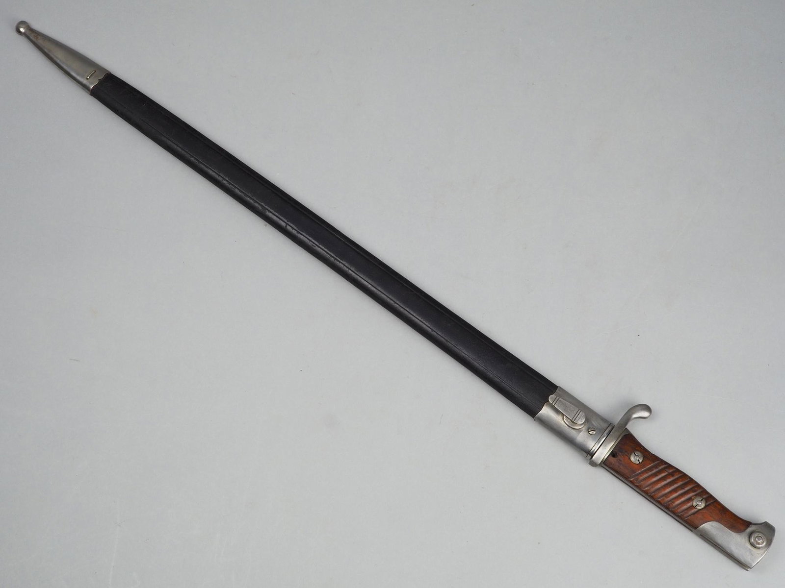 Bayonet M 1898 (SG 98), Simson & Co. Suhl.: Bayonet M 1898 (SG 98), Simson & Co. Suhl. Blade fullered on both sides, maker's mark on blade "Simson & Co, Suhl". Mountable grip with wooden scales, black leather scabbard with sheet steel fittings.