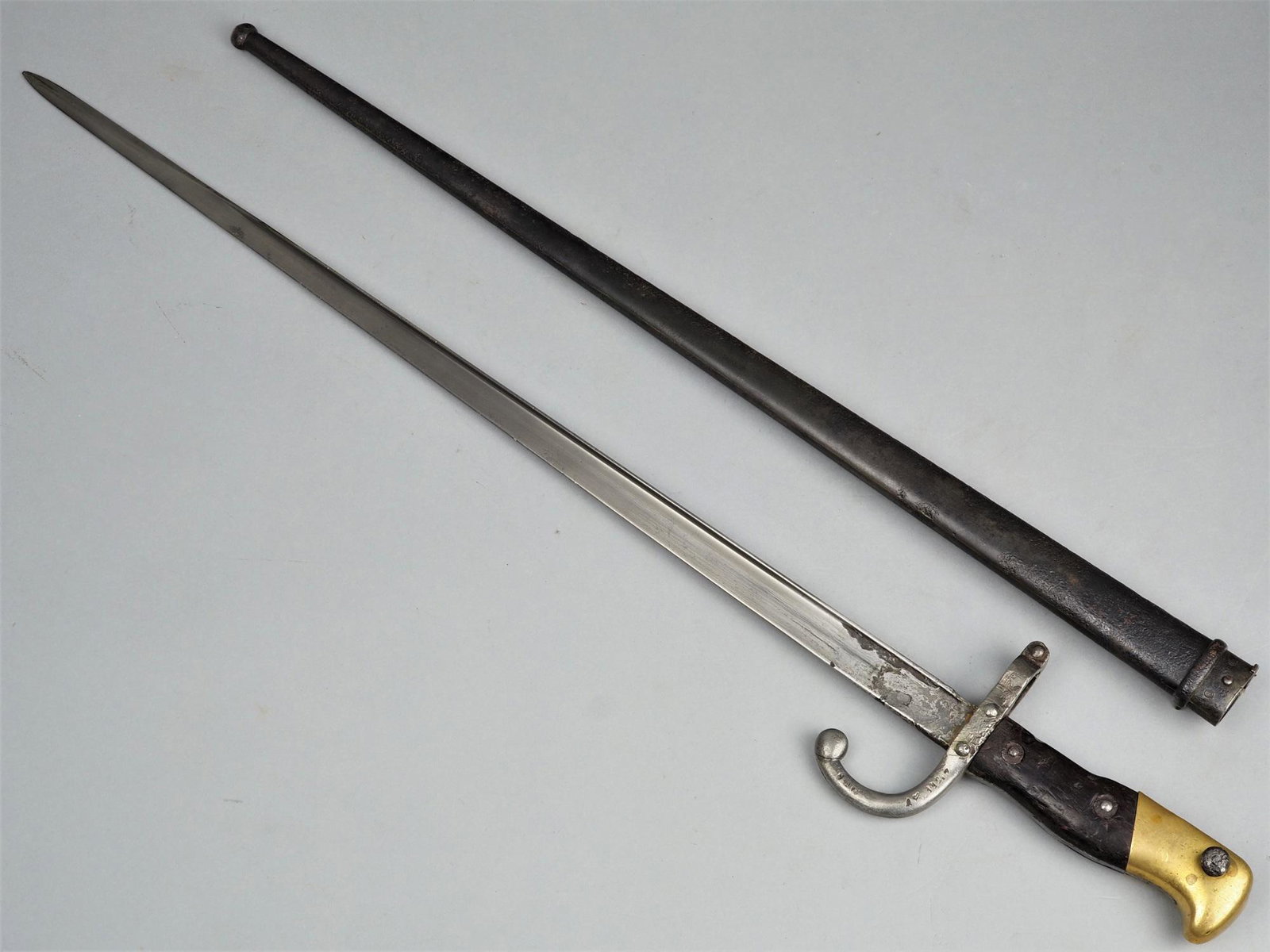 Epee bayonet M 1874, dat. 1881: Epee bayonet M 1874, dat. 1881 for the French rifle "Gras Model 1874", T-blade on back of blade marked "Mre d' Armes de Chat ... 1881". Quillons with barrel ring hallmarked several times. Wooden grip 