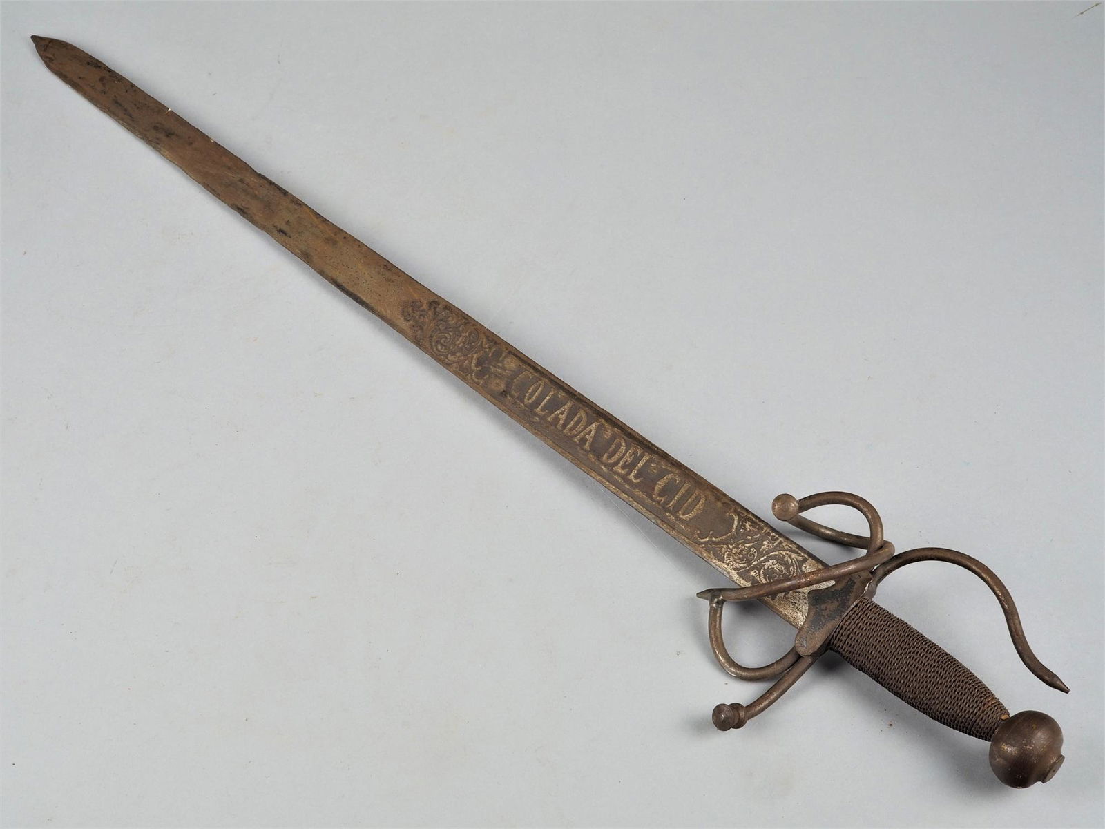Spanish epee / Small sword, "Colada del Cid".: Spanish epee / Small sword, "Colada del Cid". probably deco, steel blade with etching "COLADA DEL CID" and rider. Steel hilt with wire winding and ball pommel. With signs of age and patina. L. 73,5cm