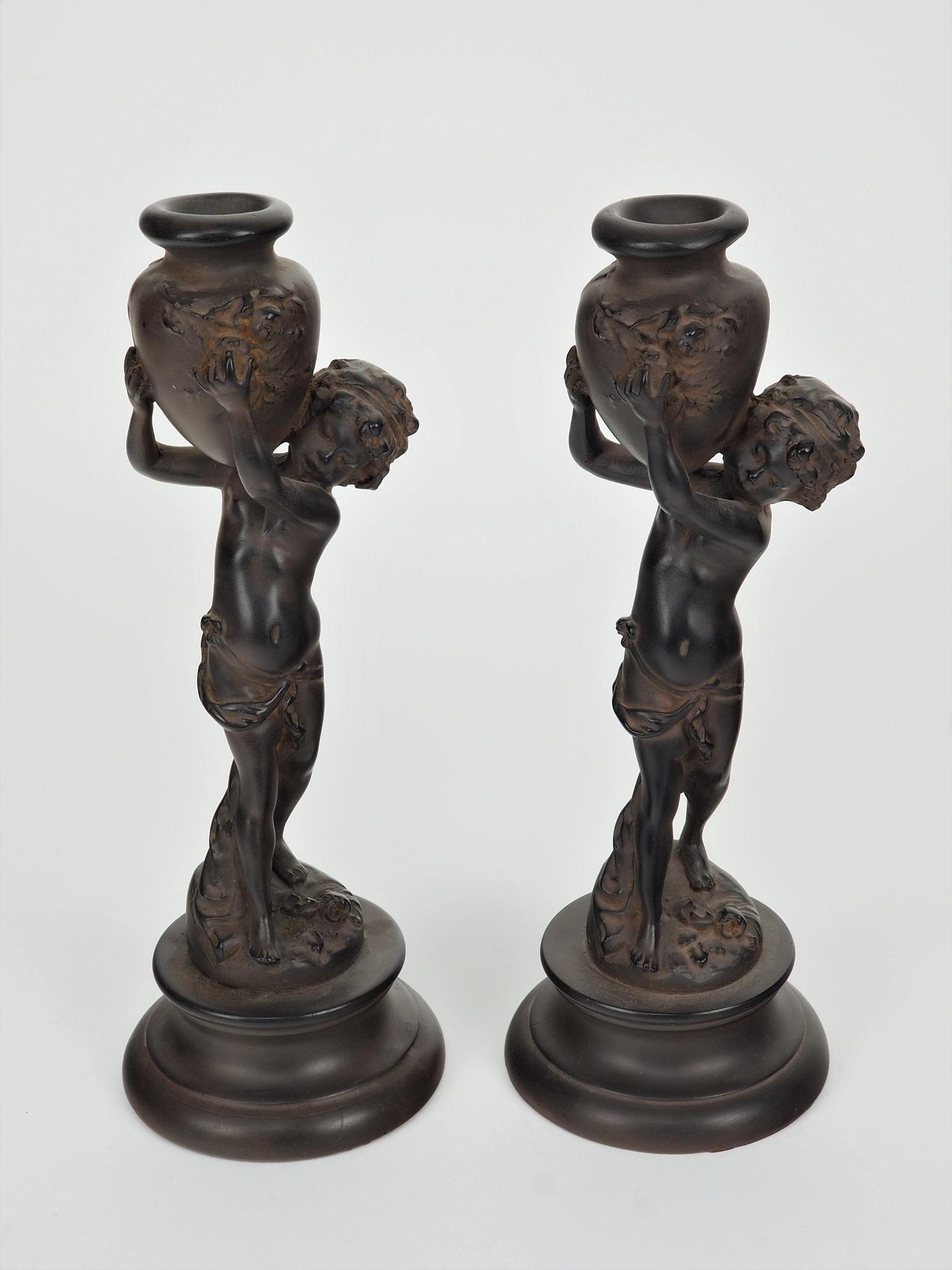 Sculptures amphora support, 2 pieces: Sculptures amphora support, 2 pieces made of mass, dark brown patinated. Representation of young men holding up a large amphora, on round plinths. Probably 20th c. Good condition. H. 25cm. Skulpturen 