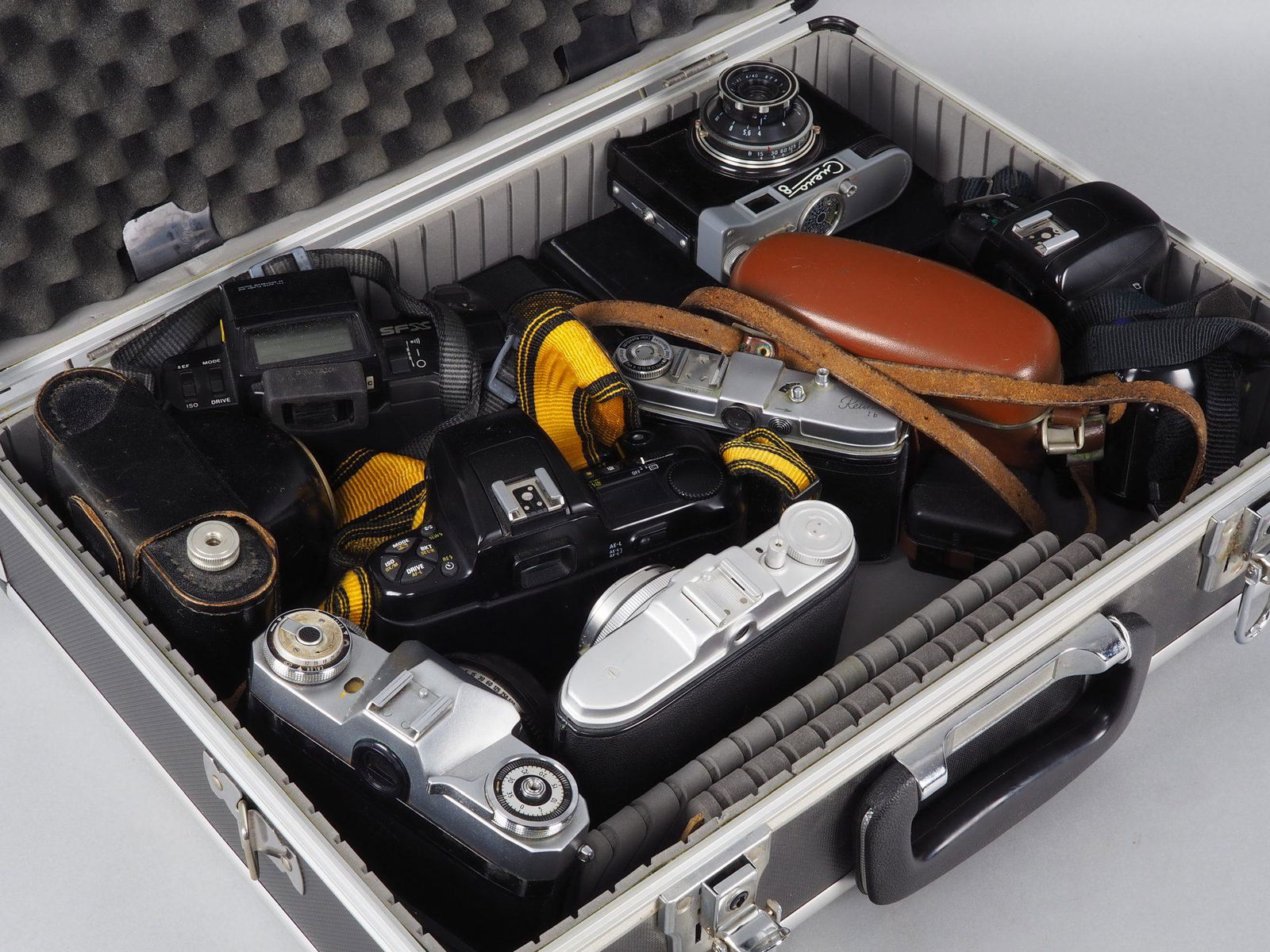 mixed lot cameras / cameras, 10 pcs.: mixed lot cameras / cameras, 10 pcs. Agfa ISOLA; Kodak Retina 1b; Nikon F601; SMENA 8; Agfa ISOLA -optima 1a; PENTONA 2; ZEISS Ikon Contaflex; Pentax SFX; Nikon F50; Polaroid SX 70 AF2. All cameras us