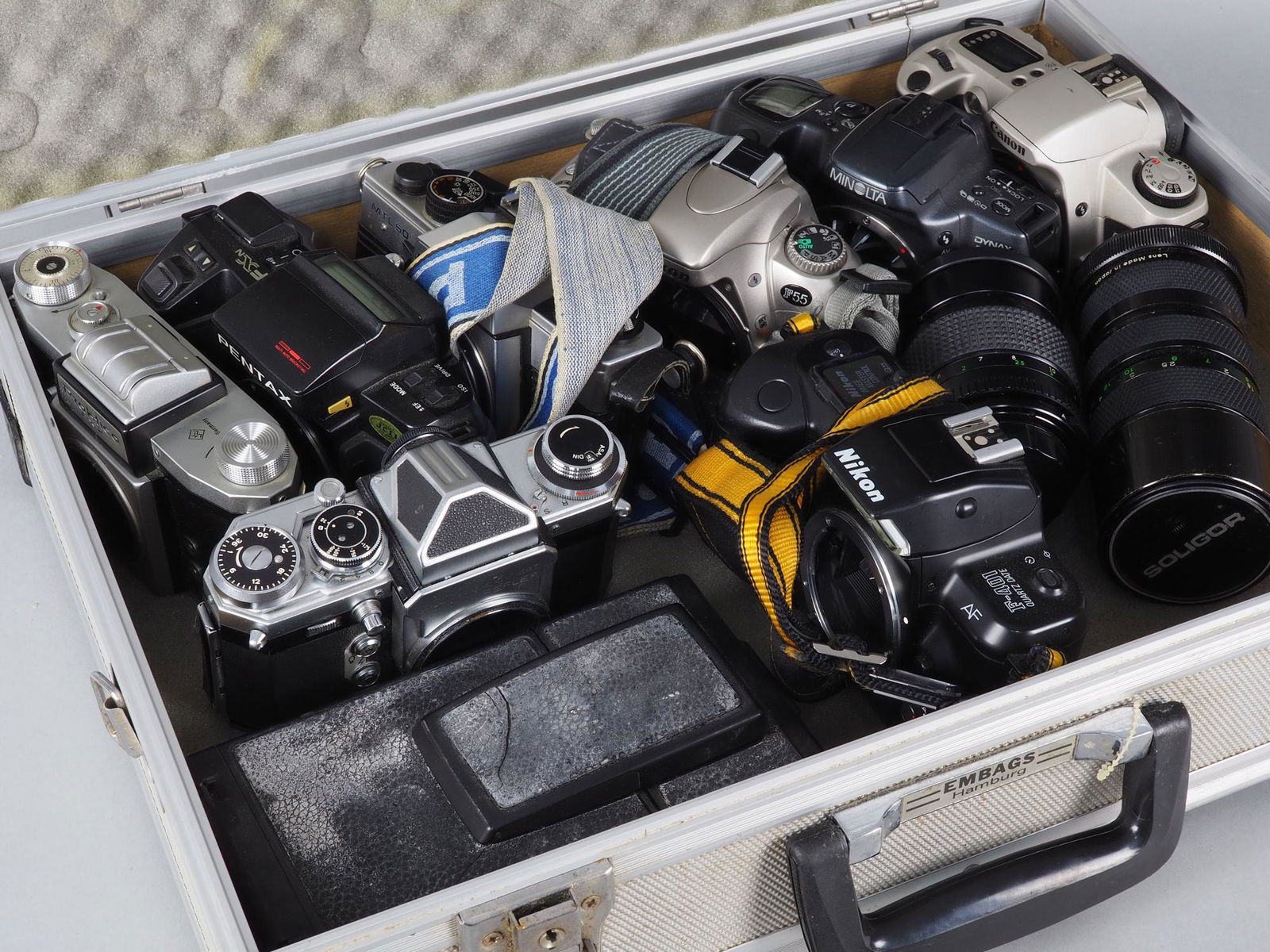 mixed lot cameras / photo cameras, 11 parts: mixed lot cameras / photo cameras, 11 parts Nikon F-401; Praktica F.X 2; PRAKTICA MTL 50; Edixa Mat-REFLEX; PENTAX SFX; MINOLTA DYNAX 500si; NIKON F55; Canon EOS 500n; Polaroid SX-70 Alpha 2; lenses: