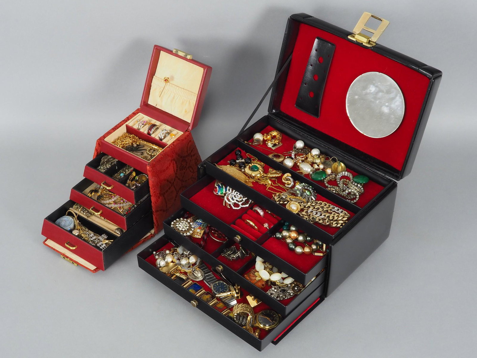 Large assortment of costume jewelry in two jewelry: Large assortment of costume jewelry in two jewelry cases. Different parts, necklaces, earrings, bracelets, rings, cufflinks. Watches. Partly silver with semi-precious stones. Different conditions. Cas