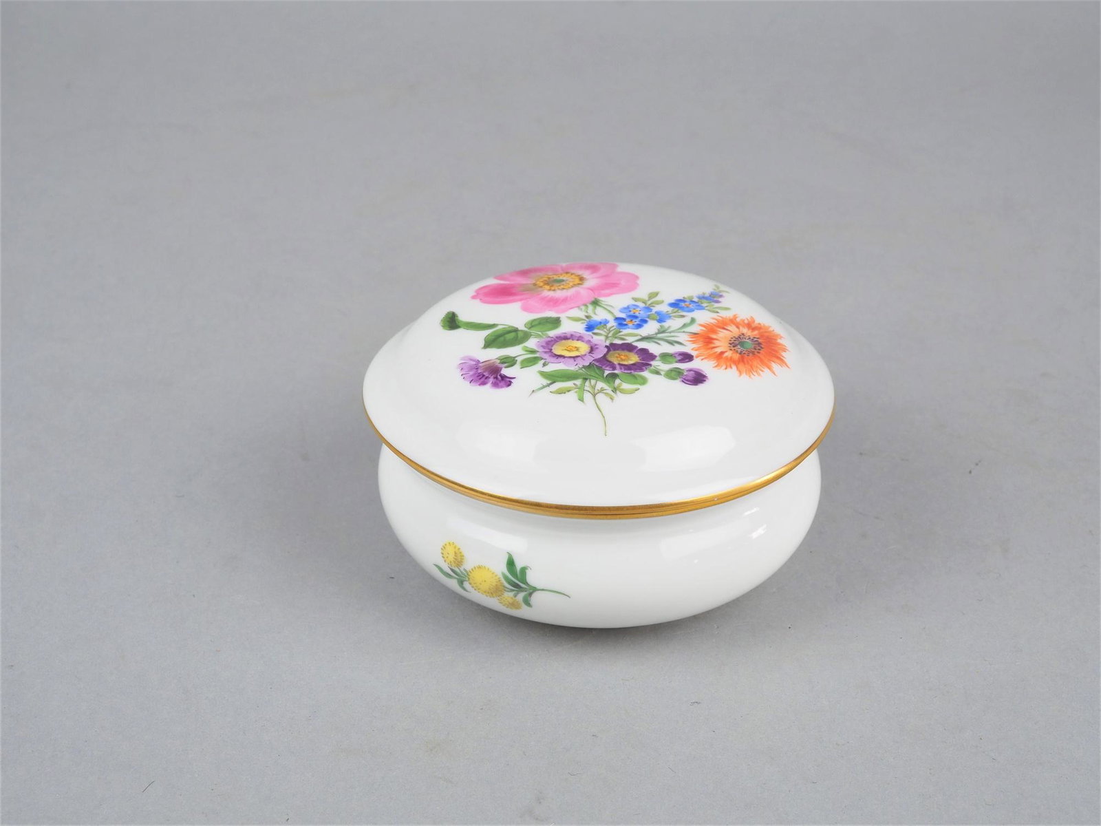 Meissen lidded box: Meissen lidded box Porcelain white glazed, painted with gold rim and overglaze. Blue sword mark and number 2028 and 50z and 156/080110 on the bottom. Intact. 2nd half of 20th c. Ø 10cm. Meissen D