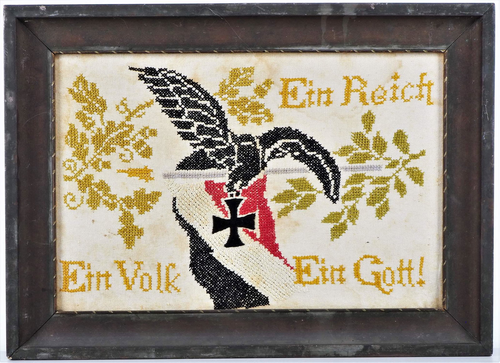 WW1, embroidery in frame, German Empire: WW1, embroidery in frame, German Empire inscribed in German "One Reich, One People, One God", with imperial eagle and iron cross in beak, overall size 56,5x41cm 1. WK, Stickerei im Rahmen, Deutsches K