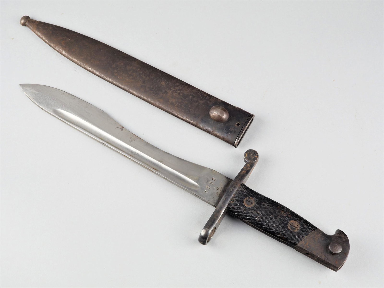 Spain: Machete bayonet (Bolo) M 1941: Spain: Machete bayonet (Bolo) M 1941 for the Mauser M1893 or Spanish M1916. Bolo blade with fullers on both sides, sharp in the inner curved area, maker's mark "Fabrica National des Armas de Toledo" o