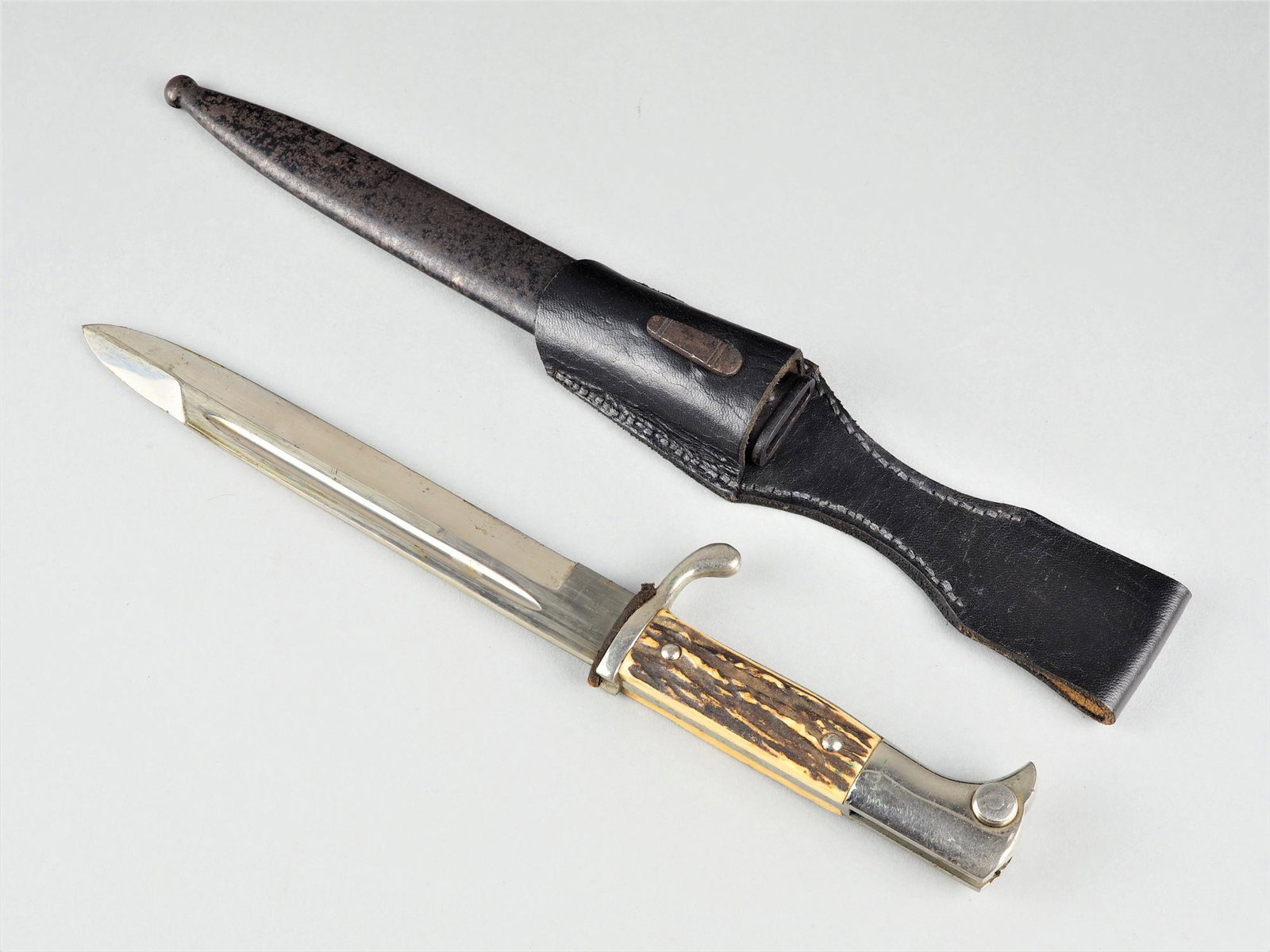 Parade bayonet KS 98 with staghorn grip scales, Carl Eickhorn.: Parade bayonet KS 98 with staghorn grip scales, Carl Eickhorn. Steel scabbard with leather coupling shoe. Nickel-plated blade, narrow hollow groove on both sides, ricasso with maker's mark "Original E