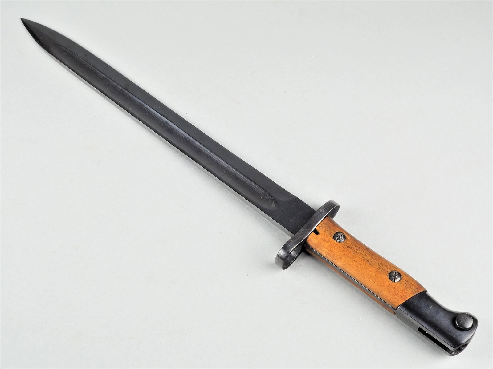 Portugal: Bayonet M 1904 - Simson & Co. Suhl: Portugal: Bayonet M 1904 - Simson & Co. Suhl for the Portuguese rifle Mauser-Vergueiro M 1904. Knife Blade with fullers on both sides, maker's mark "Simson & Co. Suhl" on ricasso, hilt with barrel rin