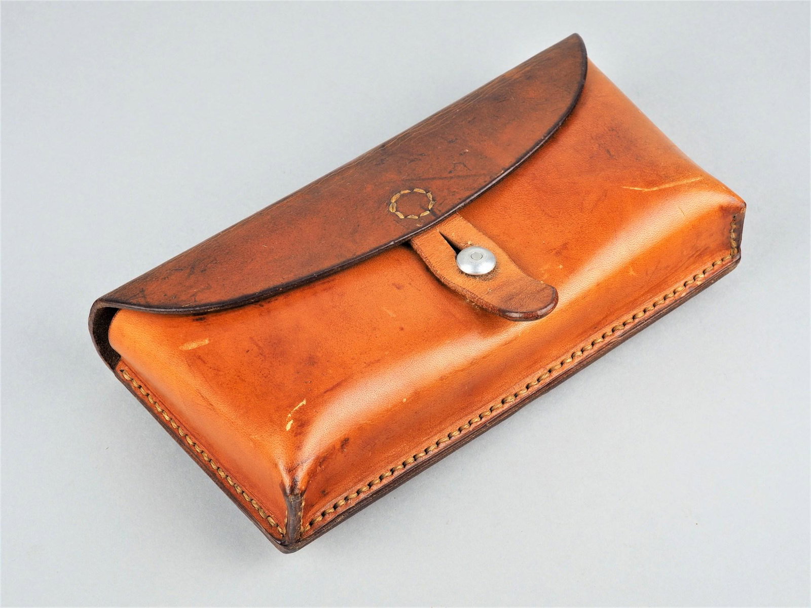Swiss Army Ammunition Bag - Fruet Zurich 1967: Swiss Army Ammunition Bag - Fruet Zurich 1967 Leather bag / belt pouch for ammunition. Embossed on back. 22 x 11 x 4cm. Schweizer Armee Munitionstasche - Fruet Zürich 1967 Leder Tasche / Gür