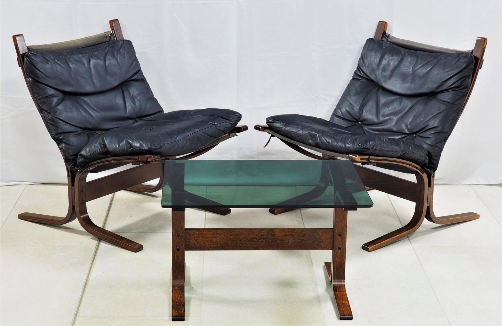 2 Siesta leather armchairs with side table - Ingmar Relling for Westnofa, 60s.: 2 Siesta leather armchairs with side table - Ingmar Relling for Westnofa, 60s. low backrest. Wooden frame beech dark stained, black removable leather upholstery. Manufacturer Westnofa Norway, with lab