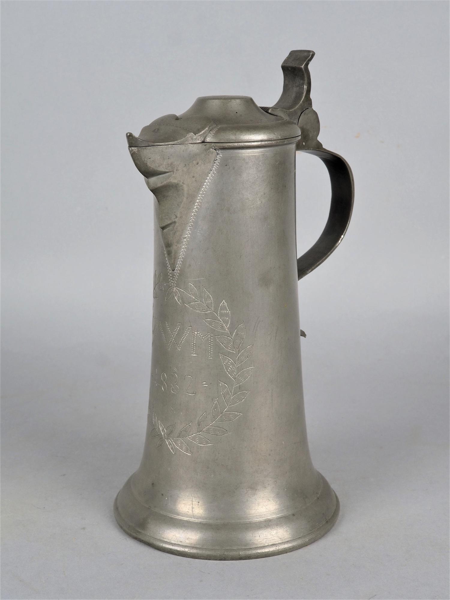 Beak teat, dated 1832: Beak teat, dated 1832 Made of pewter, wide stand, tapering to the top with beak spout and lid with handle, round handle. H. 25cm, Ø 12,5cm Schnabelstitze, datiert 1832 Aus Zinn gearbeitet, breite