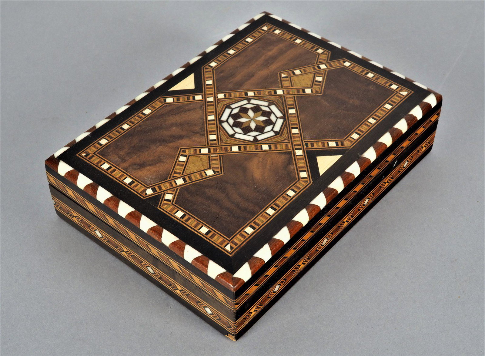 Casket with inlays of bone, around 1900.: Casket with inlays of bone, around 1900. Body made of wood, very elaborately inlaid with wood and bone. Probably Persia 50s. Good, used condition, signs of age. L. 16cm, h. 4cm, d. 11,5cm. Schatulle m