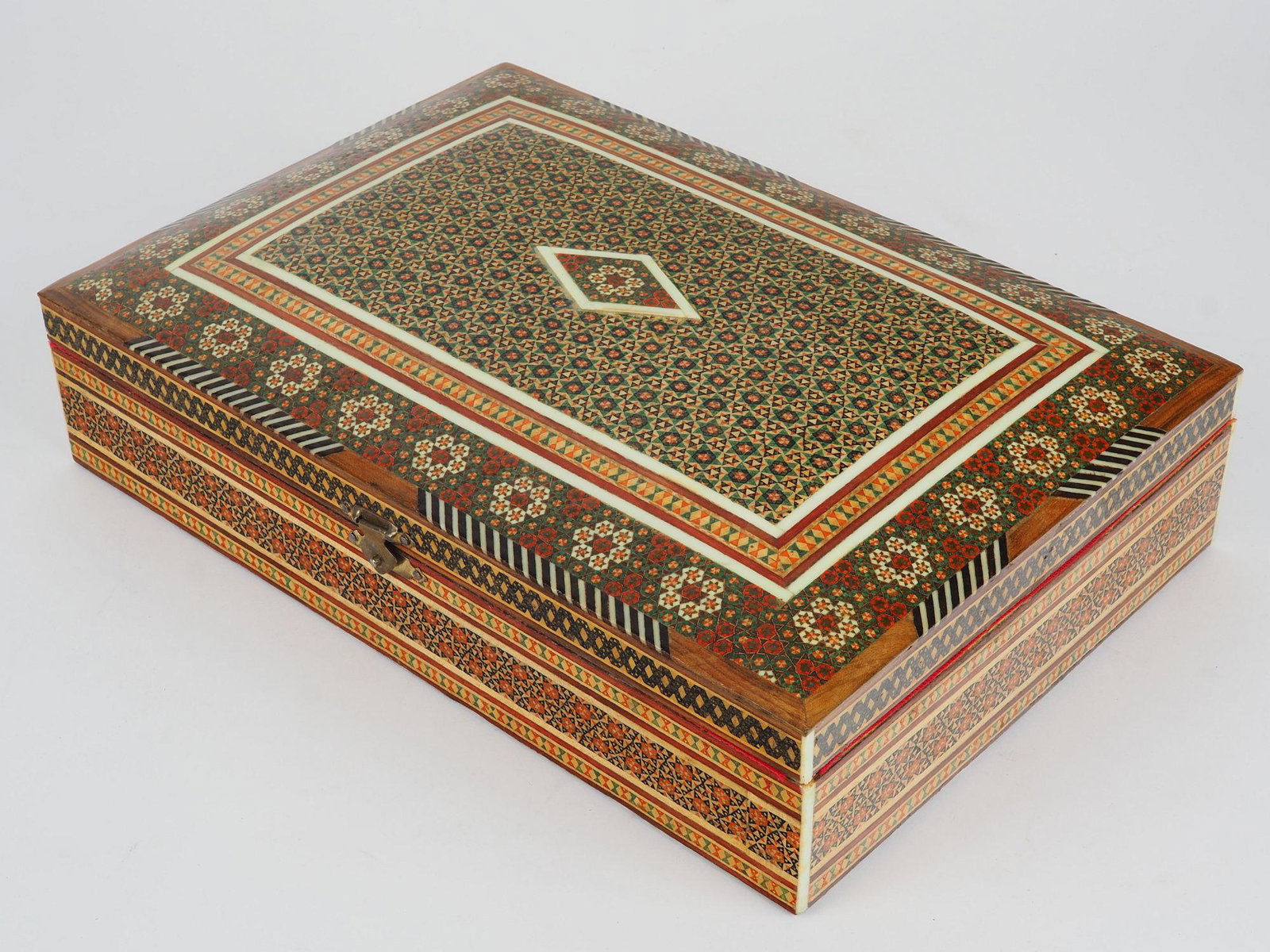 Large casket: Large casket probably Persia, 70s. Body made of hardwood, rectangular shape with upward bulging lid. Lush decorations, partly made of bone. With clasp. Few signs of use. Probably Persia, 70s. H. 9cm, 