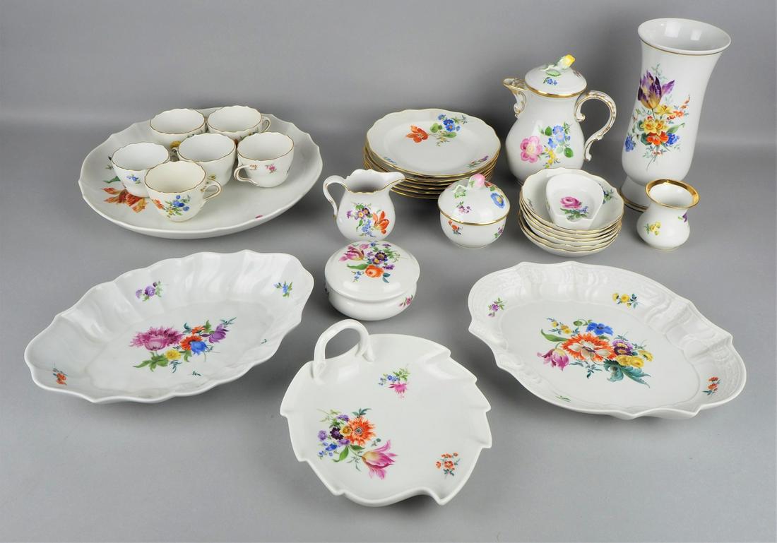 Meissen, mocha service for six consisting of 29 pieces, 2nd half of the 20th century.: Meissen, mocha service for six consisting of 29 pieces, 2nd half of the 20th century.White porcelain with polychrome floral decor and partly gold decoration. Six plates (Ø 16 cm), cups (Ø 6,
