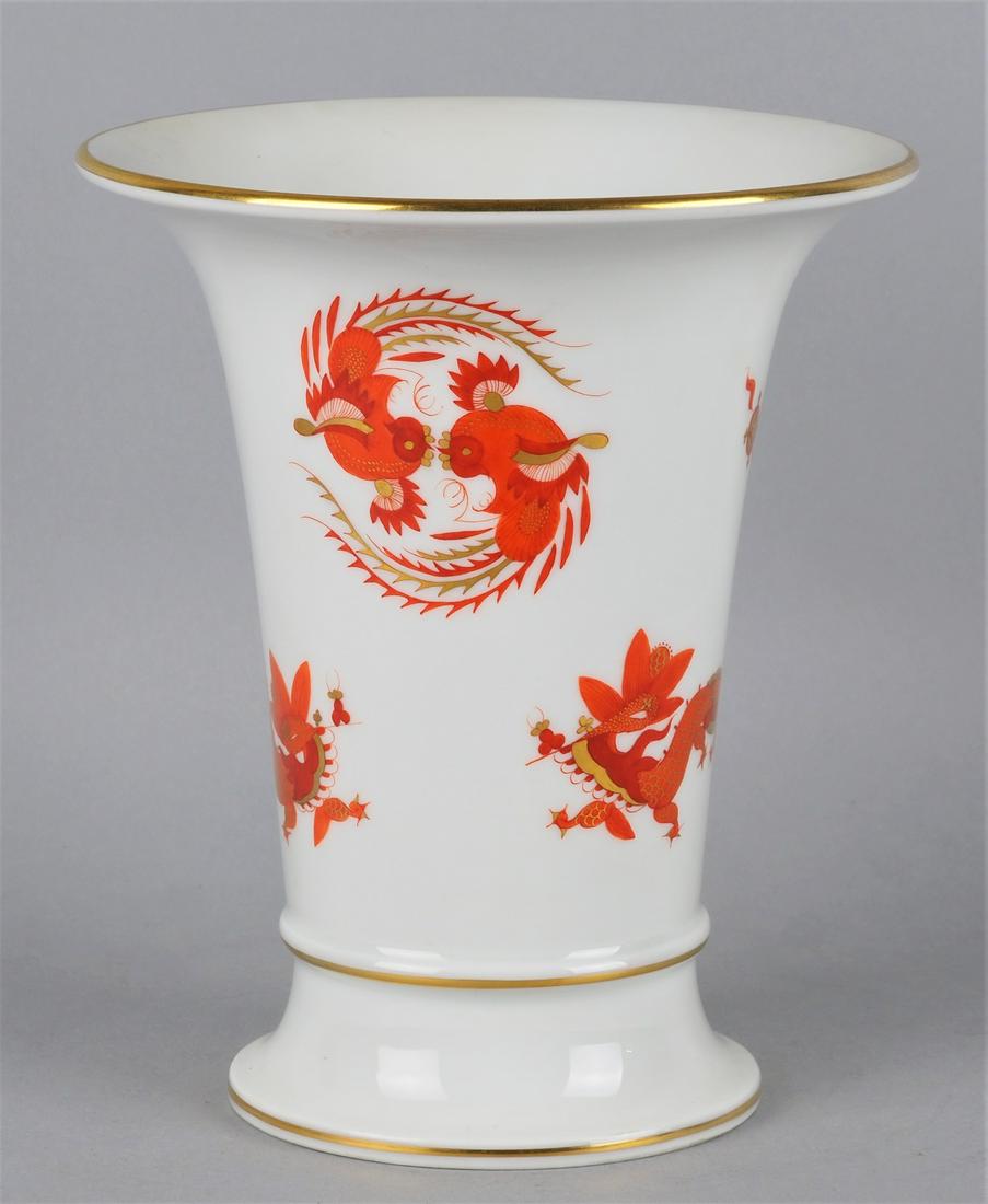 Meissen vase Red Dragon, h. 19cm.: Meissen vase Red Dragon, h. 19cm.White porcelain, underglaze painting, gold decoration. Blue sword mark and no. 541 at the bottom. 20th c. Intact.Meissen Vase Roter Drache, H. 19cm.Porzellan weiß