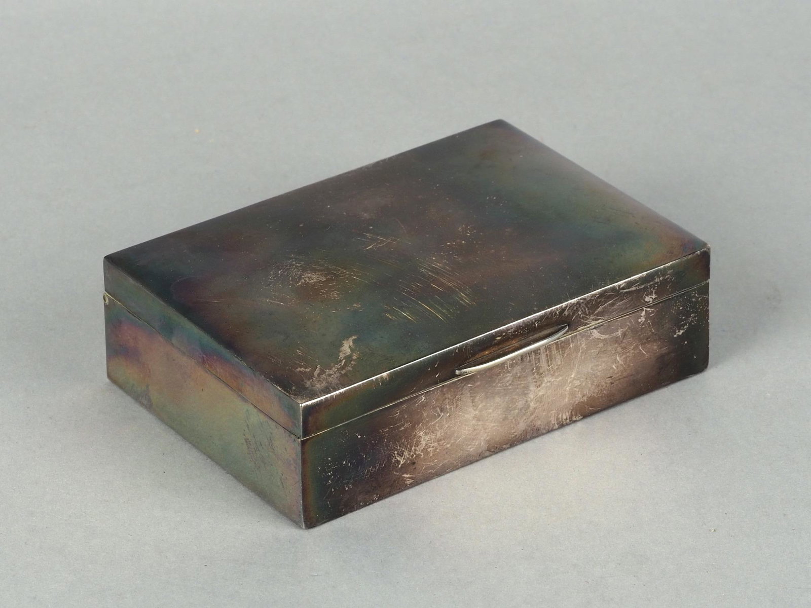 Silver cigarette box, Bauer Hermann, 1st half of 20th century.: Silver cigarette box, Bauer Hermann, 1st half of 20th century.Rectangular box made of 800 silver inside paneled with wood with slightly curved hinged lid. Hallmarked: Crescent & Crown/ 800/ Company ma