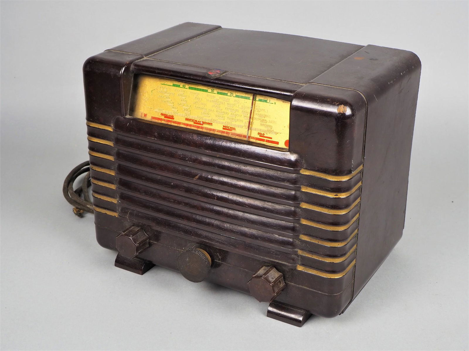 Tube radio around 1930: Tube radio around 1930Rectangular bakelite case, ribbed in the front area, three control knobs and station search scale. Back with perforated lid, built-in tube movement (apparently complete), signs o